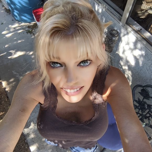 Meet your Posher, Debbee - Picture 10 of 13